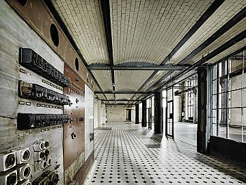 Eventlocation-Industrie-ewerk-Berlin-Halle C-Artefakte-unter-Galerie-Blick-Ost